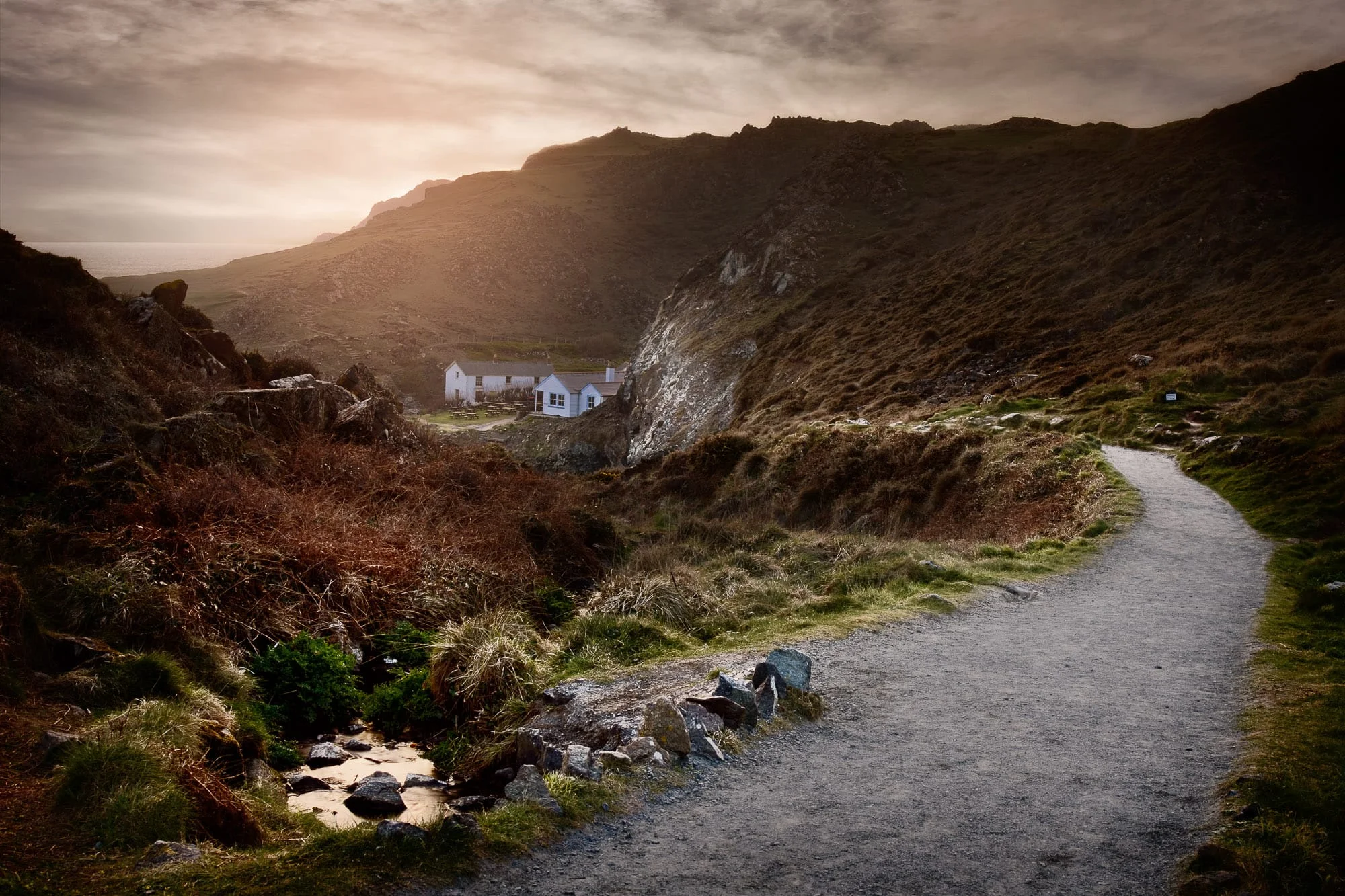 2000px-stream-path-kynanance-cove
