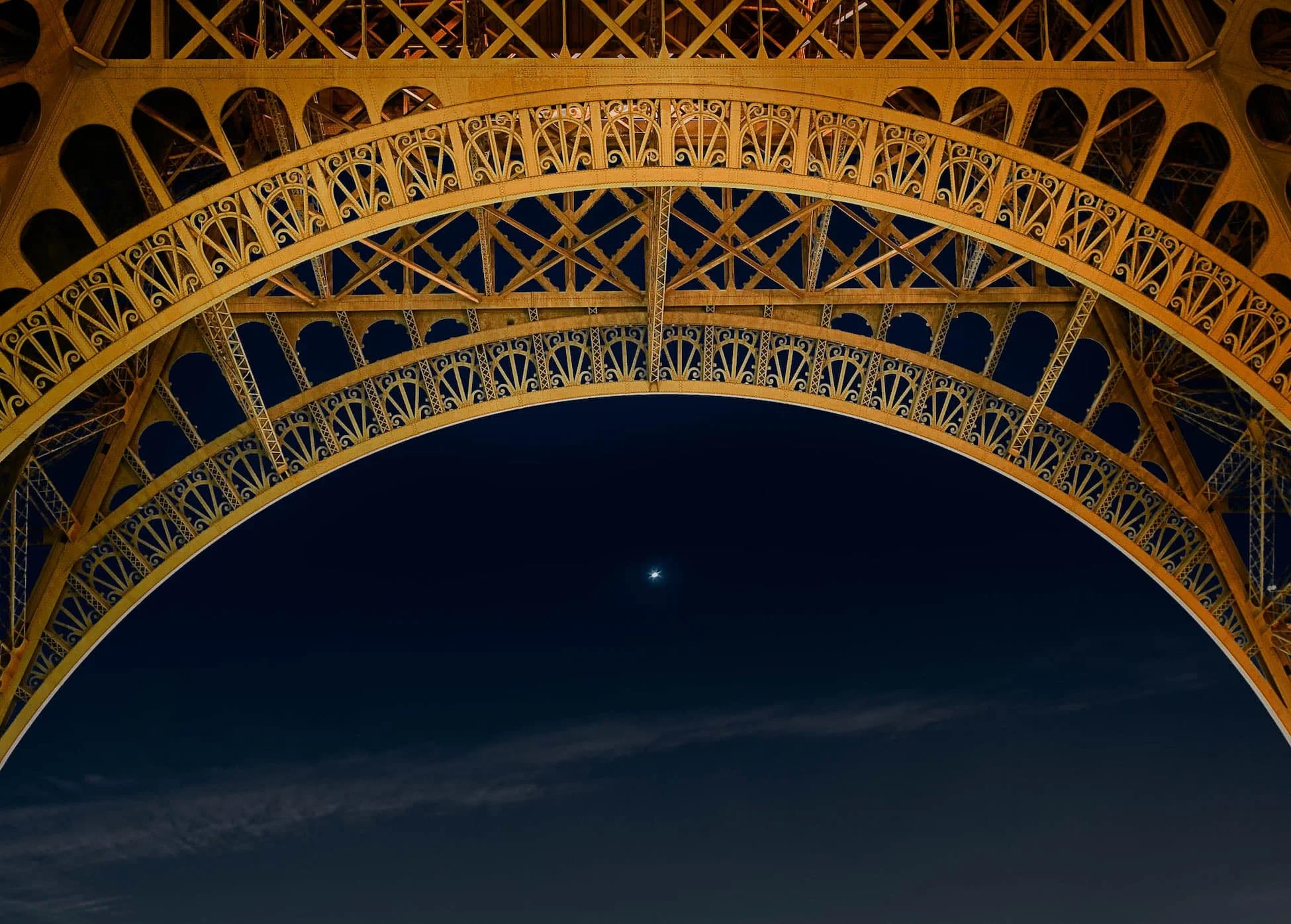 1950px-Eiffel-Starlight